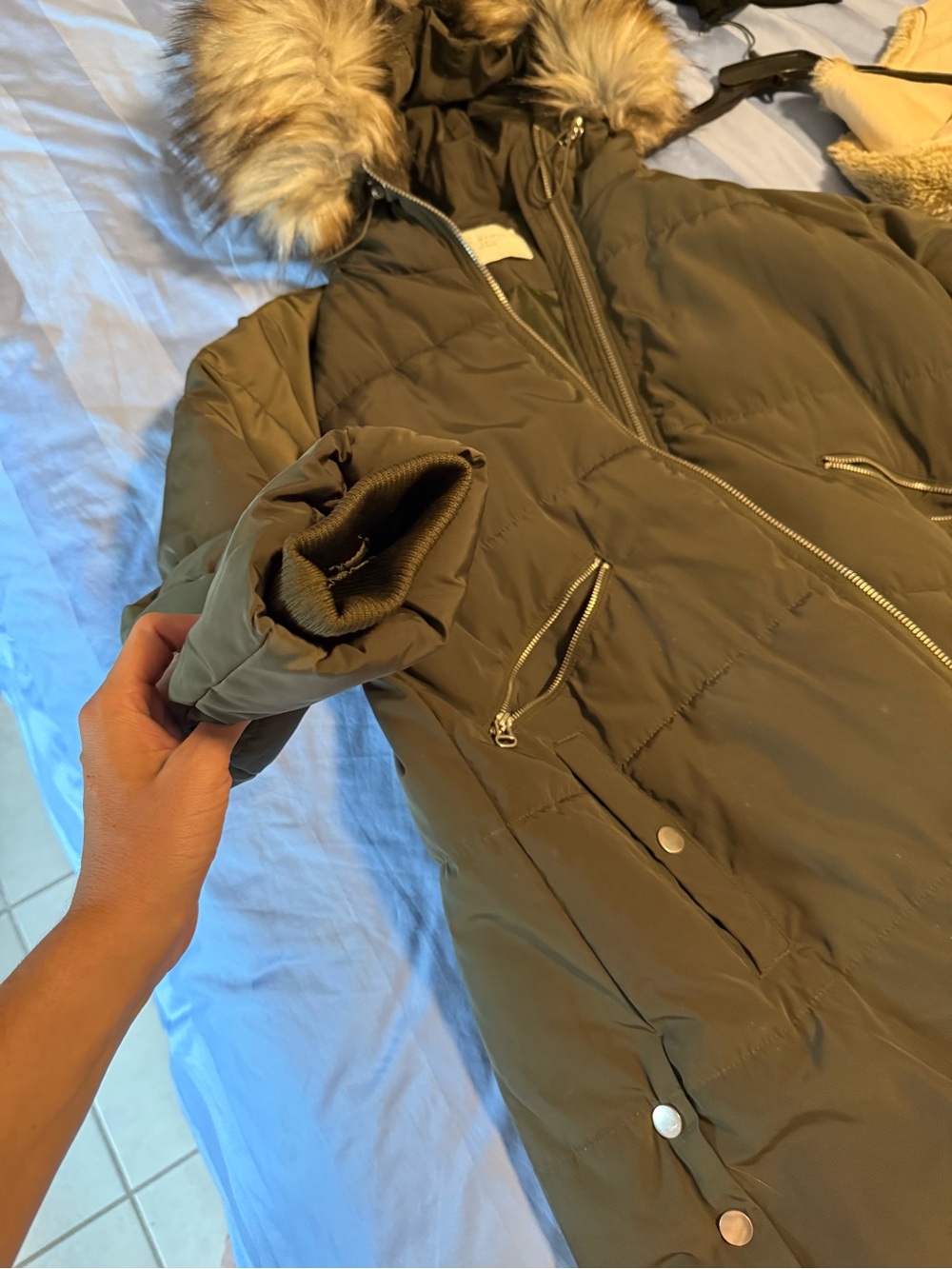 Zara Olive Green Hooded Puffer Jacket with Faux Fur Trim - Picture 5 of 7